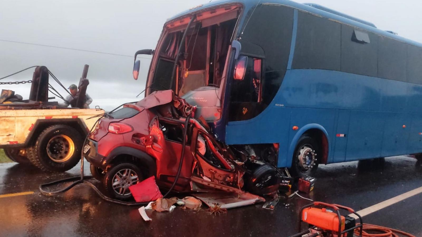 Acidente entre carro e ônibus mata 4 pessoas na MS-338; policial e criança estão entre as vítimas Acidente entre carro e ônibus mata 4 pessoas na MS-338; policial e criança estão entre as vítimas