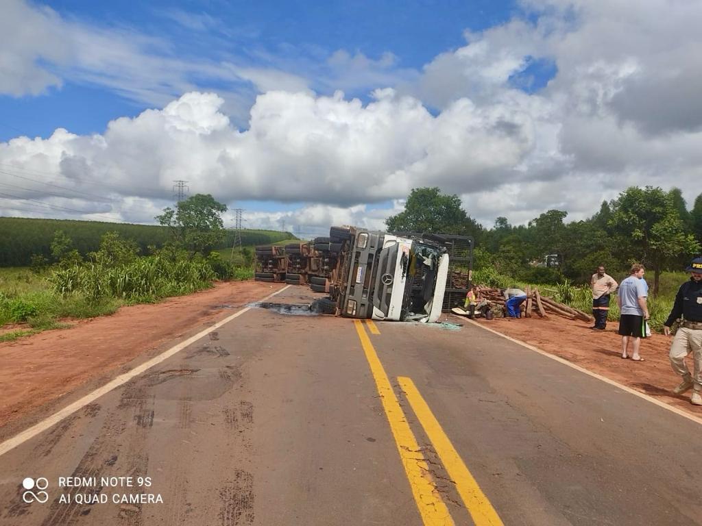 Carreta carregada com toras de eucalipto tomba em trecho da BR 262
