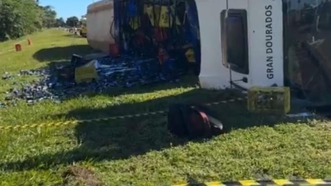 Carreta carregada de cerveja tomba e carga fica destruída após acidente na BR-267 Carreta carregada de cerveja tomba e carga fica destruída após acidente na BR-267