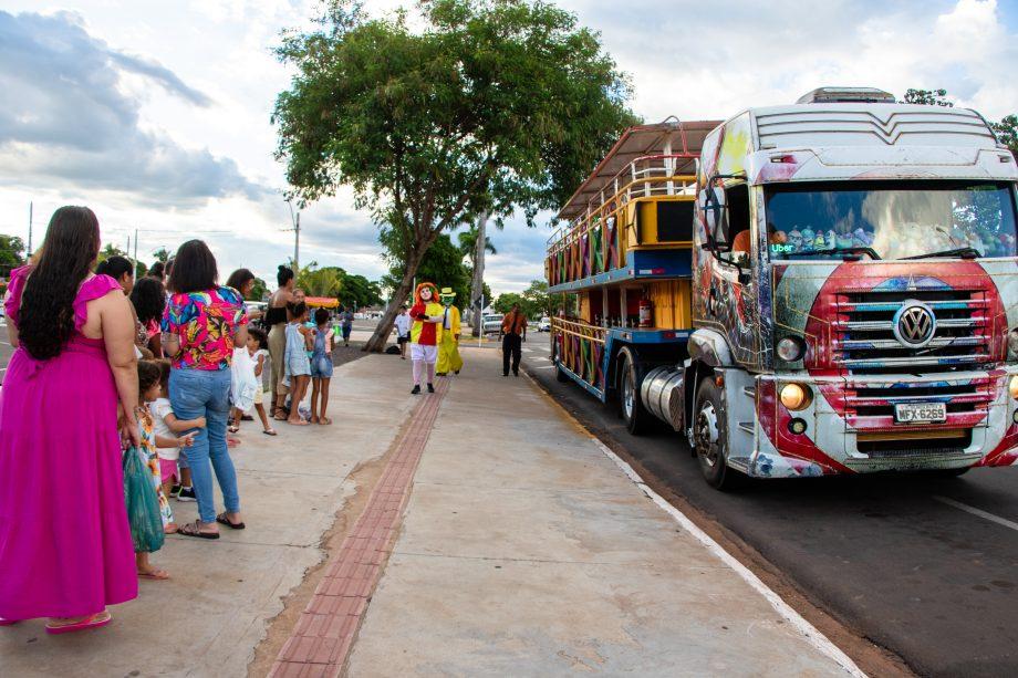 Carreta da Alegria arrecadou 1.737 doações de alimentos que serão destinados a instituições filantrópicas Carreta da Alegria arrecadou 1.737 doações de alimentos que serão destinados a instituições filantrópicas