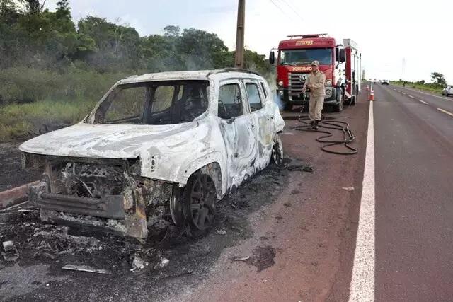 Carro pega fogo em rodovia e motorista salva só 