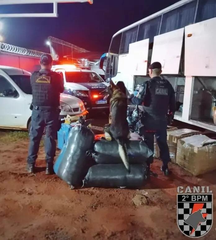 Contrabando é apreendido em ônibus após fiscalização do Canil do 2°BPM