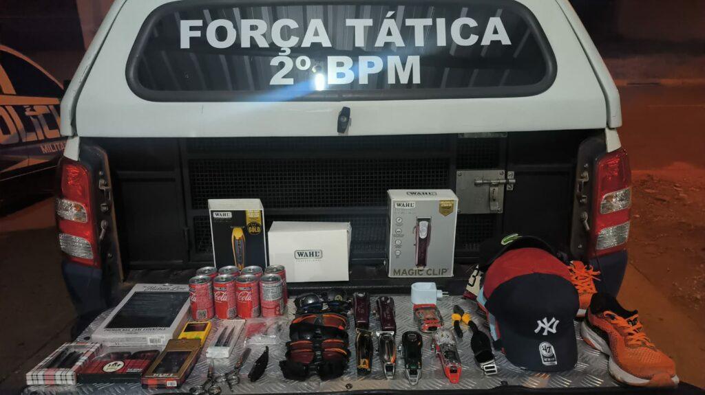 Dupla é presa pela Força Tática após furtarem barbearia no Centro Dupla é presa pela Força Tática após furtarem barbearia no Centro