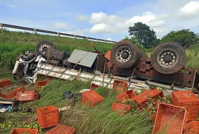 Em Cassilândia, motorista perde controle, tomba caminhão com frutas na MS-306 e morre Em Cassilândia, motorista perde controle, tomba caminhão com frutas na MS-306 e morre