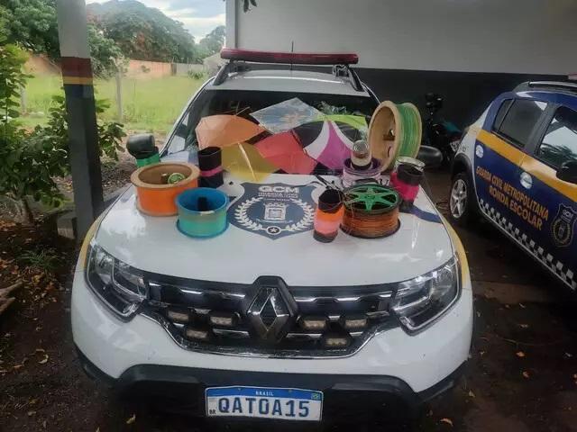 Guardas recolhem pipas e veículos em operação contra cerol e blitz da Lei Seca Guardas recolhem pipas e veículos em operação contra cerol e blitz da Lei Seca