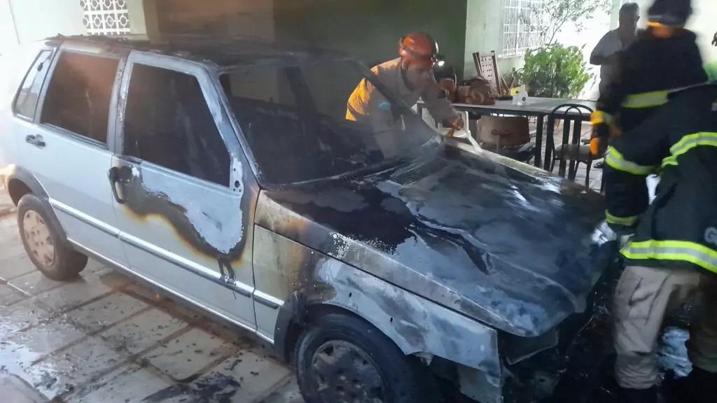 Incêndio em carro mobiliza Corpo de Bombeiros em escritório no Centro