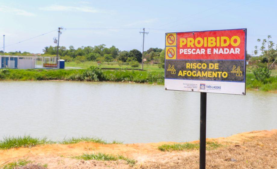 Jovens ignoram placas sobre risco de afogamento e tomam banho em bacia de contenção da 2ª lagoa
