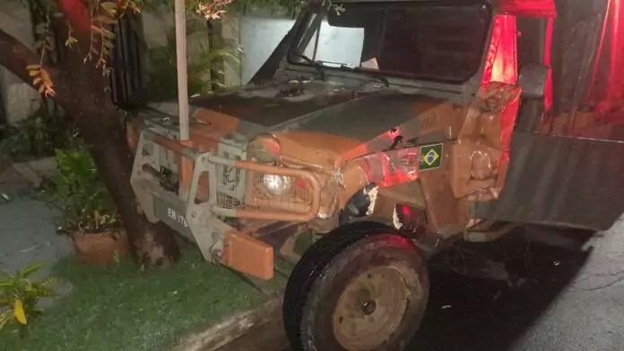 Ladrão furta viatura do Exército, derruba alambrado e foge após bater em árvore no Vila Nova