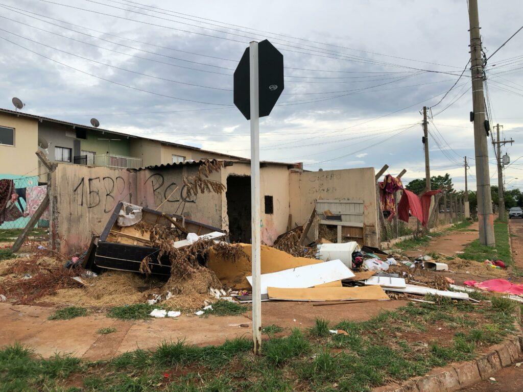 Lixo e entulho geram risco à saúde e incomodam moradores dos “predinhos” Lixo e entulho geram risco à saúde e incomodam moradores dos “predinhos”
