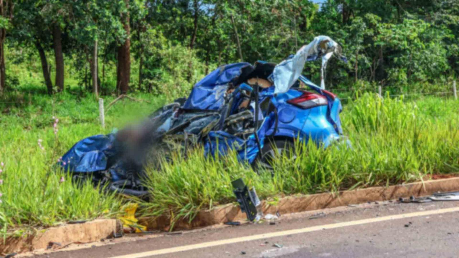Motorista é ejetado de carro e tem corpo dilacerado em acidente com carreta na MS-040