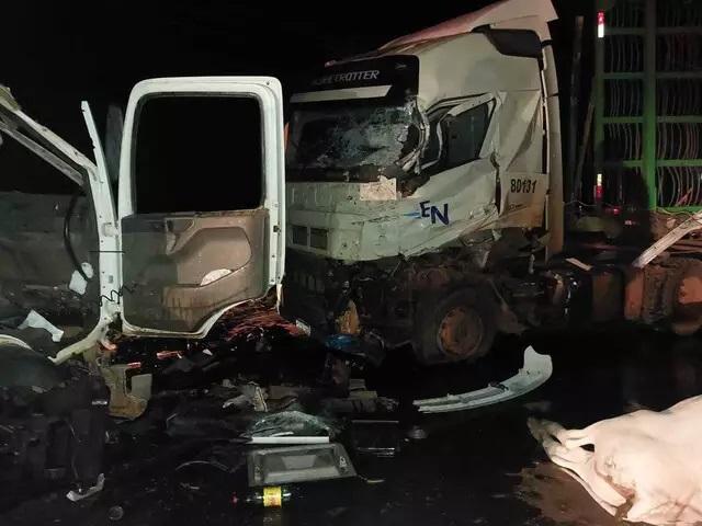 Motorista é socorrido em estado grave após bater caminhão da coleta de lixo 