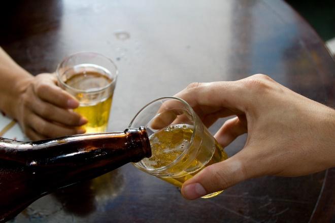 Mulher morre após ingerir bebida alcoólica durante festa de réveillon em praça de MS Mulher morre após ingerir bebida alcoólica durante festa de réveillon em praça de MS