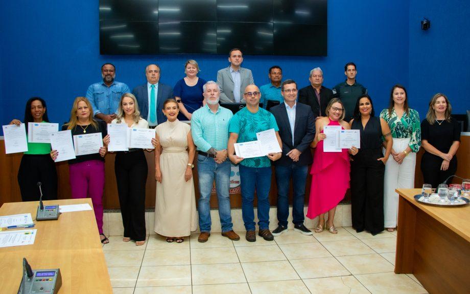 Novos conselheiros tutelares foram empossados em cerimônia solene na Câmara Municipal