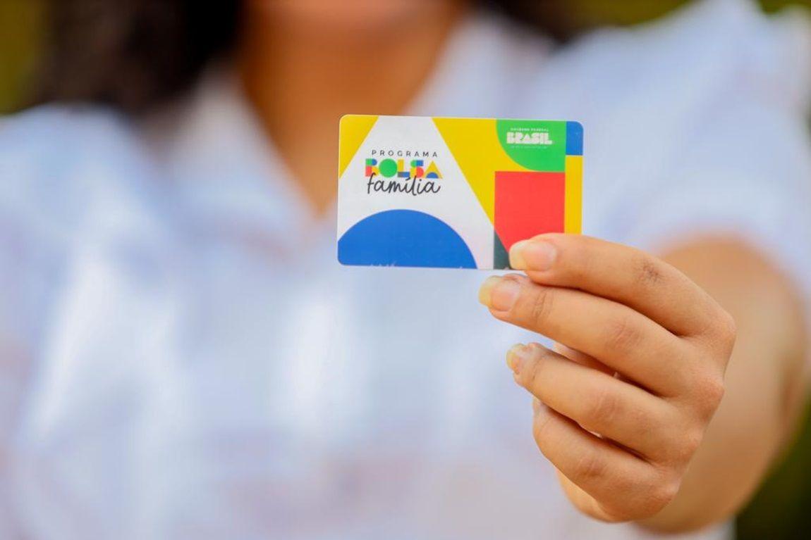 Cerca de 7,9 mil três-lagoenses receberão o Bolsa Família; pagamento começa a ser feito nesta sexta-feira Cerca de 7,9 mil três-lagoenses receberão o Bolsa Família; pagamento começa a ser feito nesta sexta-feira
