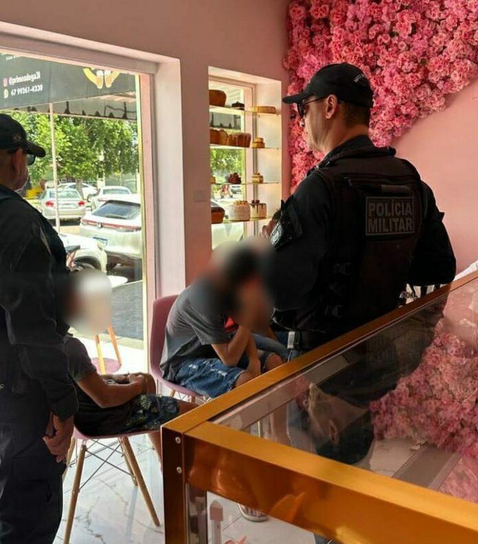 Adolescentes que estouraram balões em loja de bolos são identificados Adolescentes que estouraram balões em loja de bolos são identificados