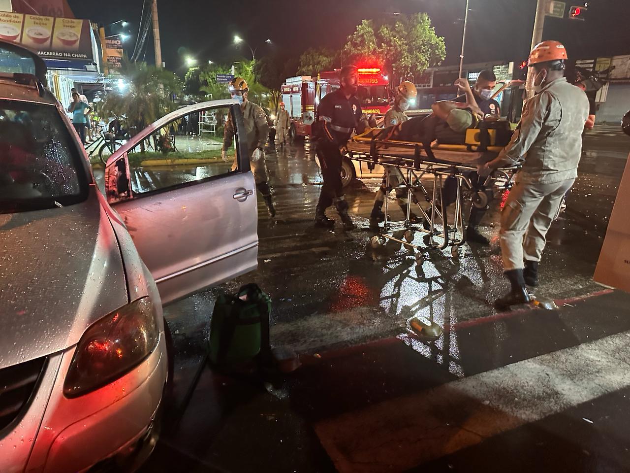 Vítima de acidente grave entre dois carros foi socorrido ao Hospital Auxiliadora