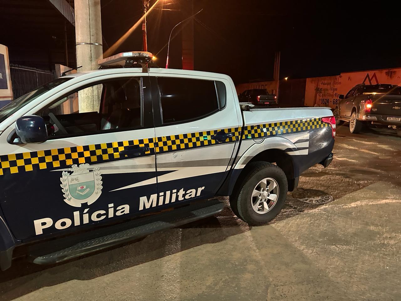 Condutor de carro não respeita sinal vermelho em semáforo e bate em S-10 no Parque São Carlos 