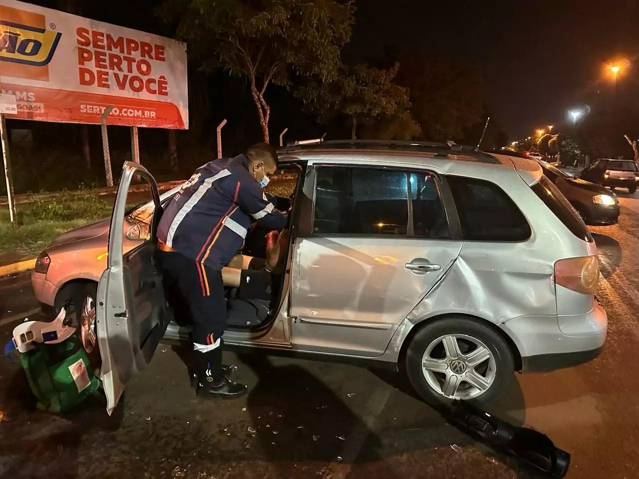 Acidente entre dois veículos no Jd. Alvorada deixa uma pessoa presa às ferragens 