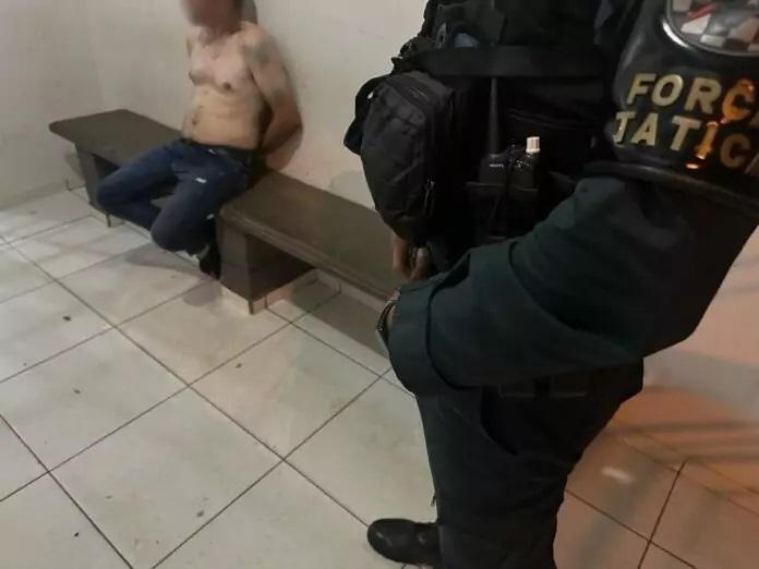 Armado com faca, cantor é preso pela Força Tática após ameaçar mulher no Jardim Brasília