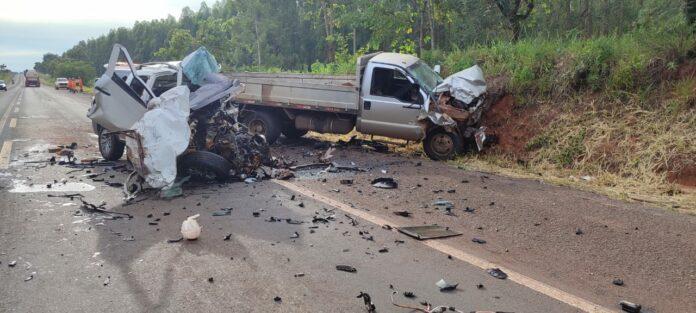 Batida frontal entre caminhonetes mata motorista na BR 262 entre Água Clara e Ribas