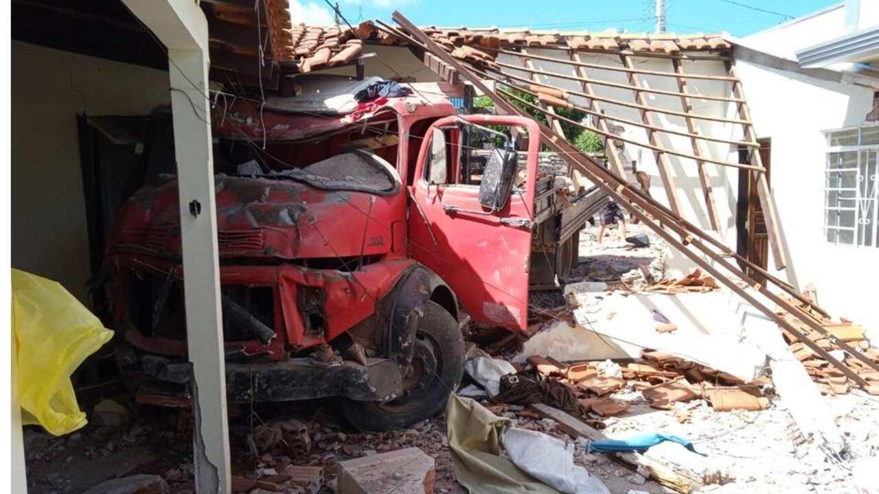 Caminhão desgovernado invade e destrói duas residências em Coxim