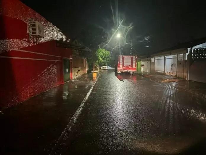 Caminhão passa por rua do JK, arranca fios de poste e deixa morador sem energia Caminhão passa por rua do JK, arranca fios de poste e deixa morador sem energia