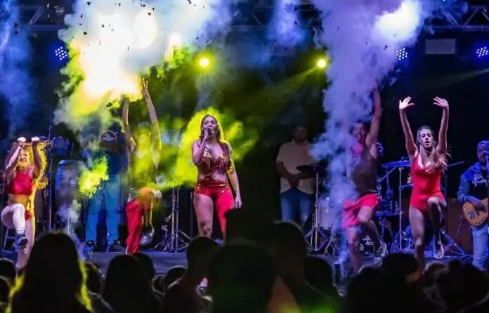 Carnaval 2024: primeira noite de folia em Três Lagoas tem Regina Bombom e festa à moda antiga