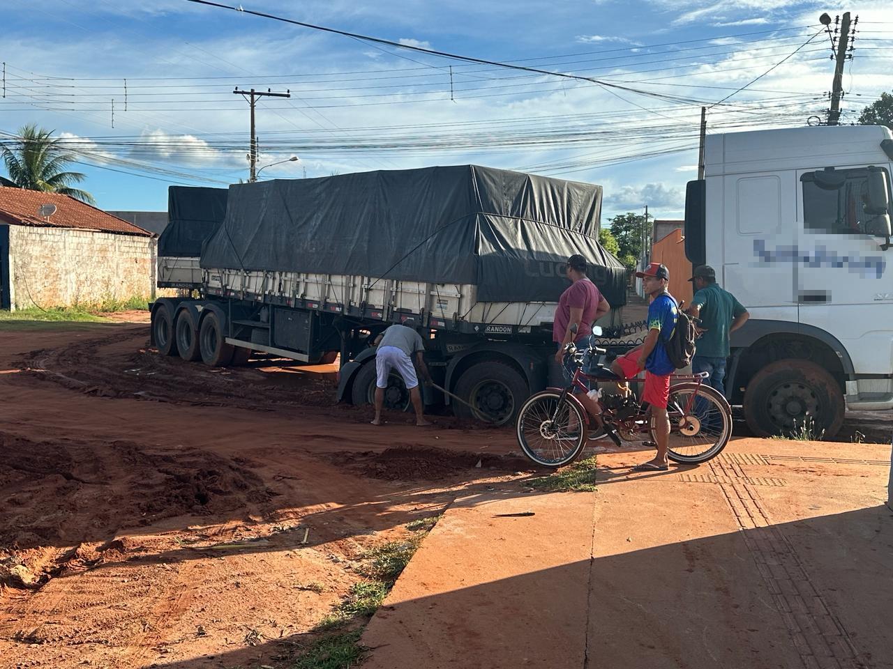Carreta atola e interdita duas ruas do bairro Parque São Carlos Carreta atola e interdita duas ruas do bairro Parque São Carlos