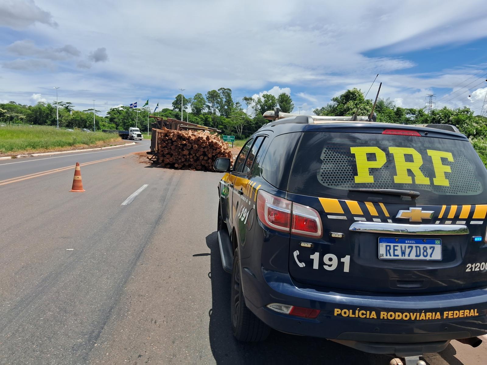 Carreta com eucalipto tomba na BR-262, próximo a entrada de Três Lagoas Carreta com eucalipto tomba na BR-262, próximo a entrada de Três Lagoas