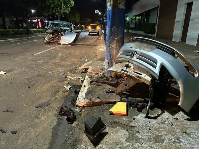 Carro bate de frente contra poste e vítimas são arremessadas para fora em avenida do Centro