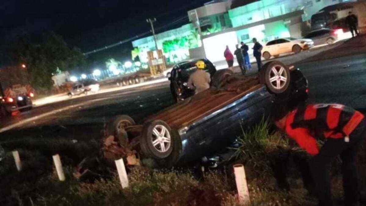 Carro capota após acidente envolvendo três veículos em Ribas do Rio Pardo Carro capota após acidente envolvendo três veículos em Ribas do Rio Pardo