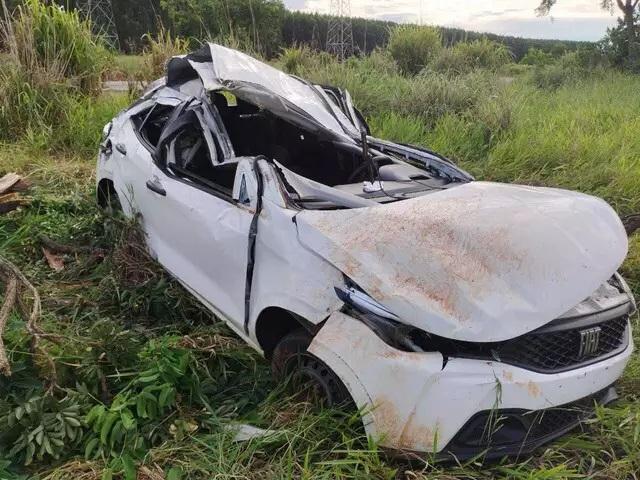 Carro sai da pista, capota várias vezes e motorista fica gravemente ferido na BR-262 Carro sai da pista, capota várias vezes e motorista fica gravemente ferido na BR-262