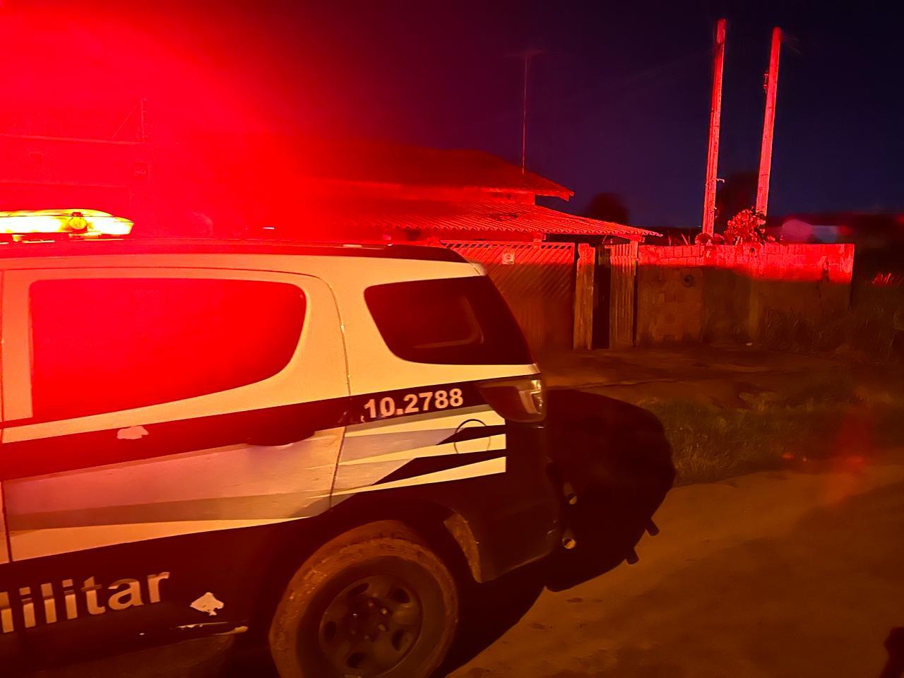 Casal se tranca em quarto em suposta invasão de ladrão em residência no bairro JK Casal se tranca em quarto em suposta invasão de ladrão em residência no bairro JK