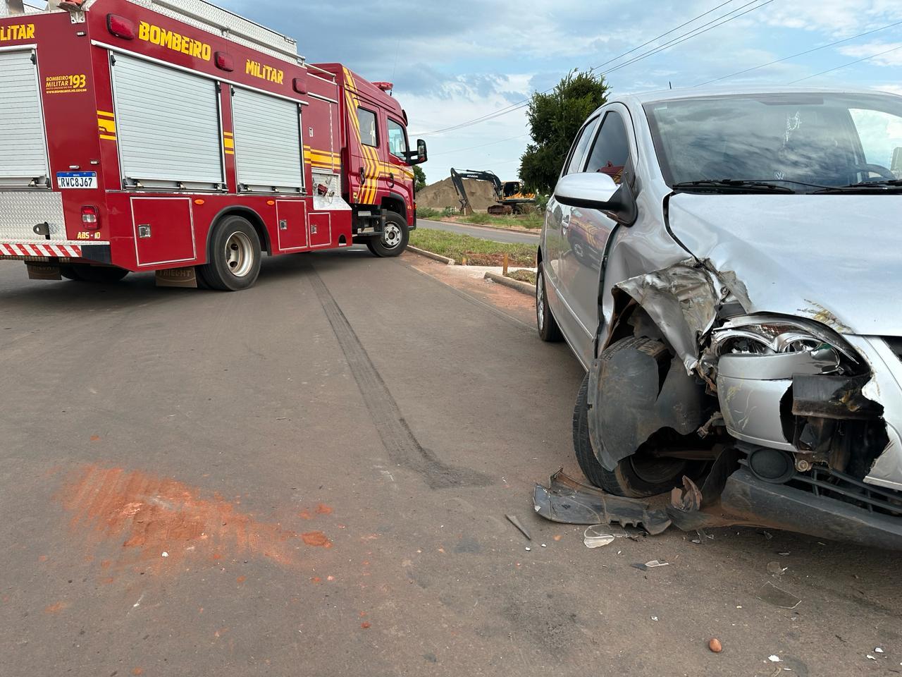 Colisão entre maquinário e carro deixa um ferido no Jardim Atenas