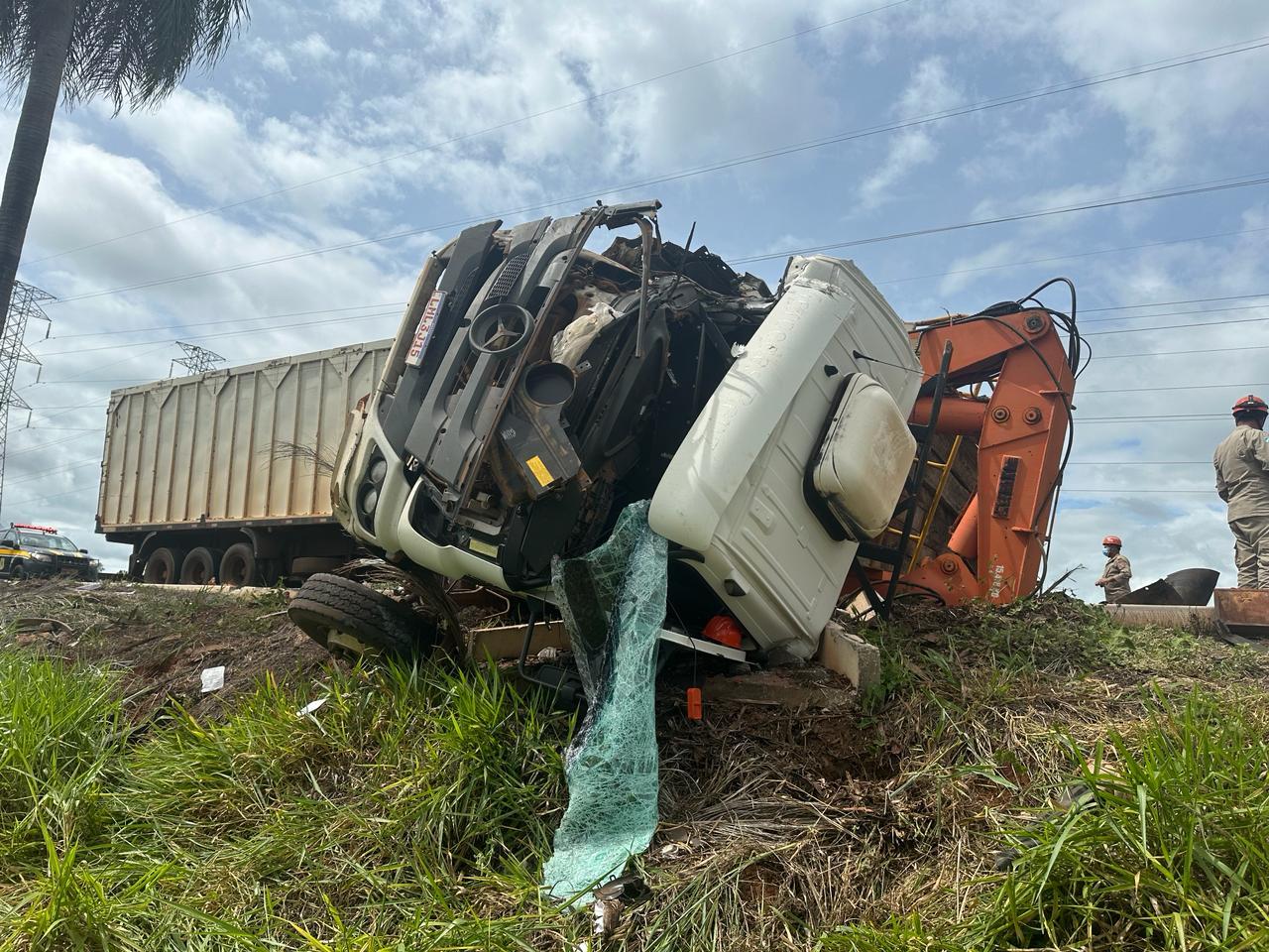 Colisão frontal entre caminhão e carreta interrompe parcialmente trânsito na BR 262