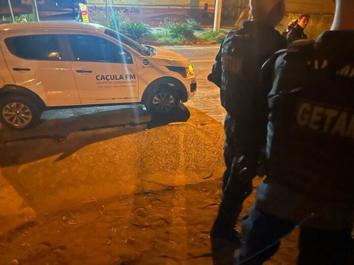 Crianças são encontradas sozinhas em residência e mãe diz que foi comprar espetinho