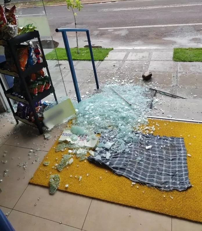 Criminoso quebra porta blindex e leva dinheiro de farmácia no Centro