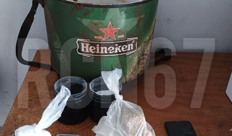 Denúncia anônima leva militares até traficantes no bairro Vila Piloto Denúncia anônima leva militares até traficantes no bairro Vila Piloto