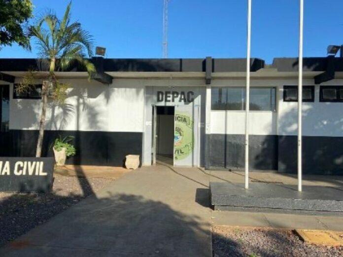 Dono de imóvel se desentende e tenta agredir moradora com cabo de vassoura