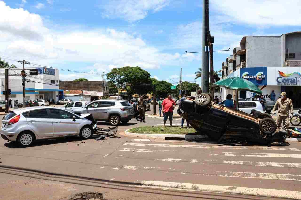 Em Campo Grande, motorista em alta velocidade provoca capotamento em cruzamento com semáforo desligado
