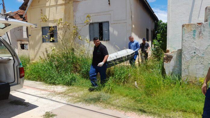 Em estado de decomposição, vizinhos encontram corpo de idoso em casa abandonada
