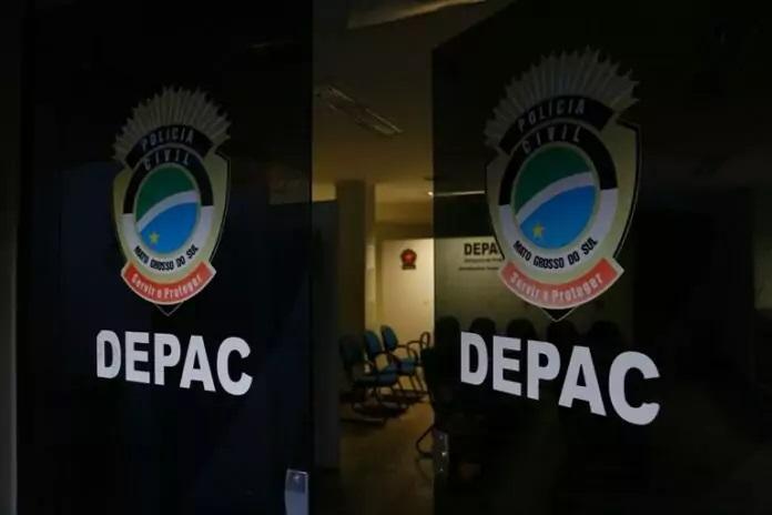 Exaltado e com fratura exposta, motociclista agride equipe do Corpo de Bombeiros Exaltado e com fratura exposta, motociclista agride equipe do Corpo de Bombeiros