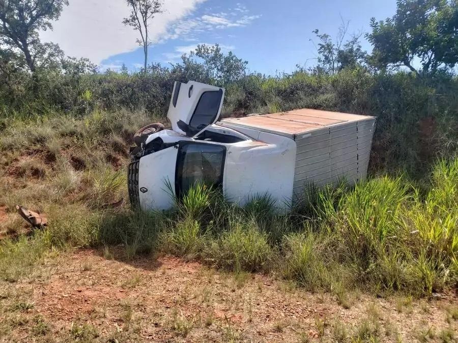 Furgão tomba após motorista perder controle da direção na MS 112