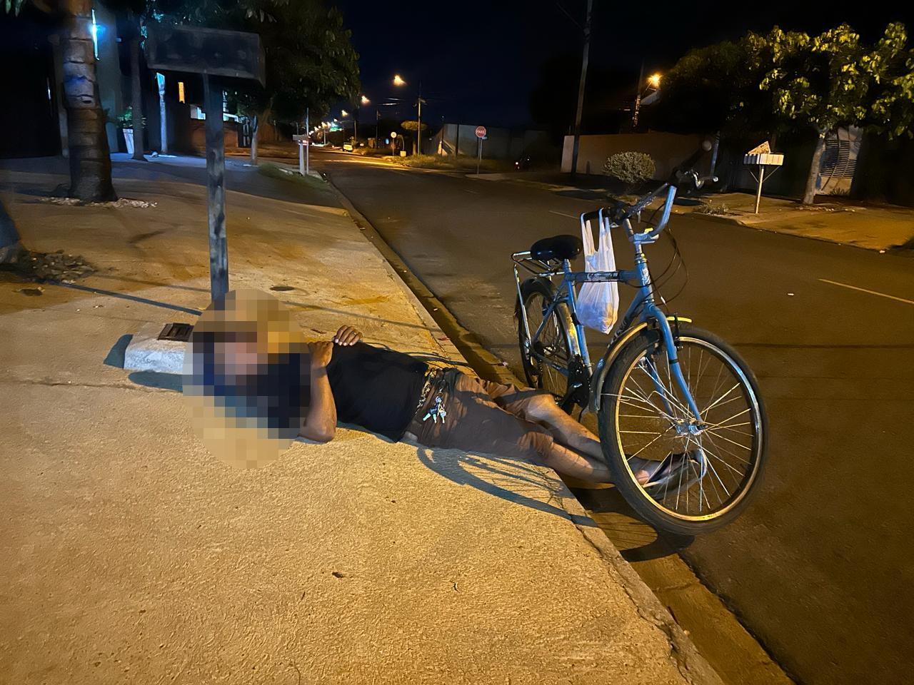 Homem dado como “morto” estava sob efeito de álcool no bairro Novo Aeroporto Homem dado como “morto” estava sob efeito de álcool no bairro Novo Aeroporto