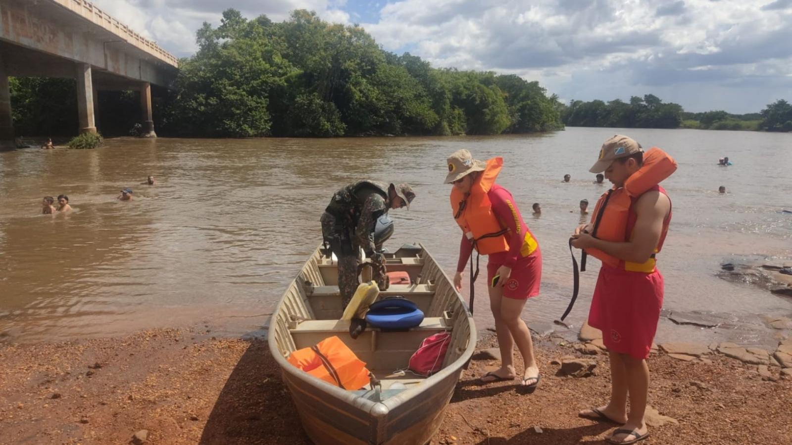 Jovem desaparece após mergulho e militares fazem buscas no Rio Brilhante Jovem desaparece após mergulho e militares fazem buscas no Rio Brilhante