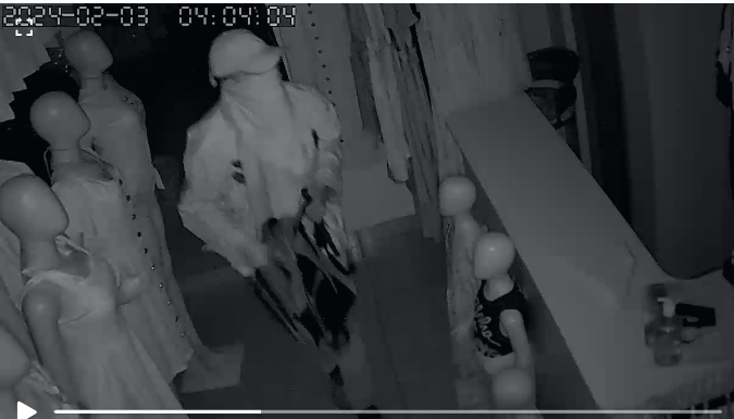 Ladrão “mascarado” furta dinheiro, roupas, perfumes e foge de bicicleta na madrugada Ladrão “mascarado” furta dinheiro, roupas, perfumes e foge de bicicleta na madrugada