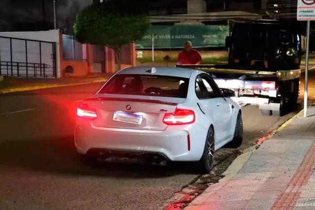 Motorista bate carro em poste e abandona BMW de 400 mil na Chácara Cachoeira Motorista bate carro em poste e abandona BMW de 400 mil na Chácara Cachoeira