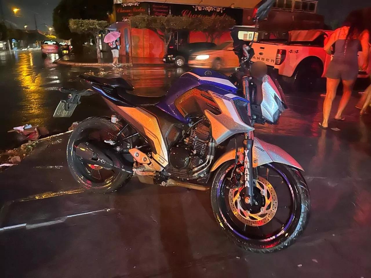 Motorista deixa cair placa de veículo depois de colidir com moto no Santo André Motorista deixa cair placa de veículo depois de colidir com moto no Santo André