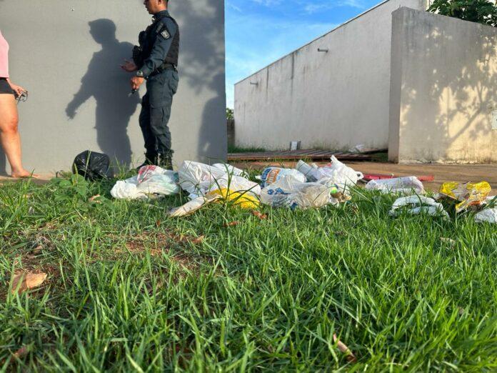 Mulher é agredida por vizinha com “rastelada” por causa de lixo no Montanini Mulher é agredida por vizinha com “rastelada” por causa de lixo no Montanini