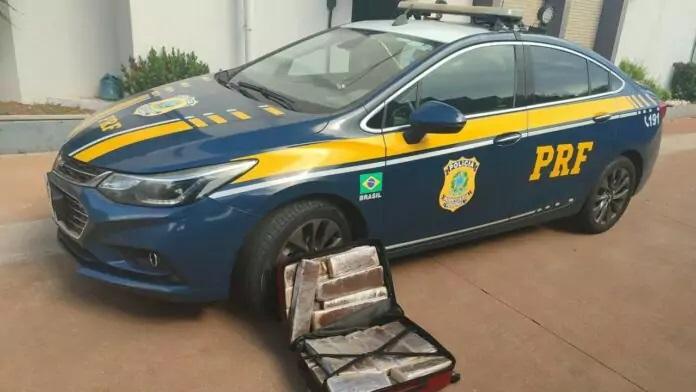 Mulher é presa com 26kg de cocaína durante abordagem na BR 262 Mulher é presa com 26kg de cocaína durante abordagem na BR 262